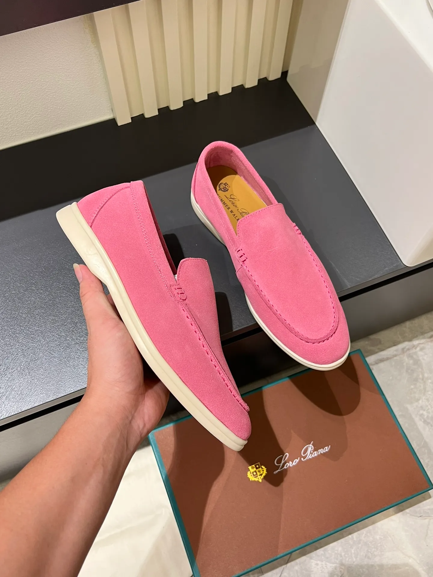 Men's shoes 💰p360 "Loro men's shoes 💰pian'*" Classic L men's shoes for couples 💰p Top version British flat loafers, a must-have item in old money style, the minimalist design is eye-catching and durable, a plus point for dressing The soft foot feel and texture are outstanding. They don’t scratch your feet and are very nice. They are matched with soft and waxy soles. They can be worn daily for a long time without getting tired. They are easy to wear, versatile and classic items, with perfect foot feel and texture! Imported cashmere fabric, the lining is made of imported A-grade water-dyed cow lining, the top version of the genuine leather midsole is sewn with pure handmade mark thread! Size: Female 35-40 (34. Customized) Male 38-44 (45.46. Customized)